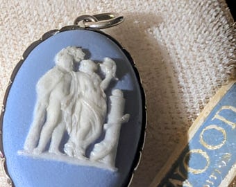 Naszyjnik z wisiorkiem kamea Wedgwood w kolorze niebiesko-białym, ze srebra próby 925 – łańcuszek 16 cali