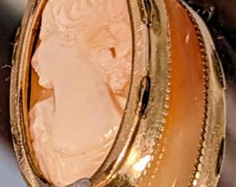 Antyczny wisiorek z kameą GF – ręcznie rzeźbiony wiktoriański portret muszli