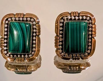Kolczyki z malachitu Zuni S.E Najavo L Begay, wypełnione 12-karatowym złotem i srebrem próby 925