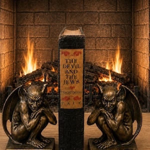 Könnte beinhalten: Ein schwarzes Hardcover-Buch mit dem Titel The Devil and the Jews von Trachtenberg, herausgegeben von Yale, platziert zwischen zwei bronzefarbenen Wasserspeier-Buchstützen. Jeder Wasserspeier hat Flügel, spitze Ohren und eine kauernde Haltung.