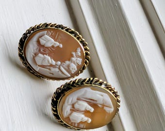 Kolczyki z kameą w stylu vintage Rebekah at the Well – wypełnione 12-karatowym złotem, od A do Z – kamea z motywem biblijnej sceny w muszli – zapięcie śrubowe 2,5 cm