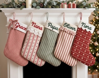 Calza di Natale personalizzata con nome ricamato, fiocco, polsino a volant e opzioni di pizzo, calza per le feste in famiglia.