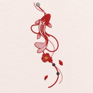 Peut inclure: Un motif de broderie représentant un poisson koi rouge et blanc nageant vers le bas, accompagné d'une fleur rouge, de deux petits pétales rouges et de fines lignes courbes rouges et rose clair avec des accents circulaires gris et noirs.