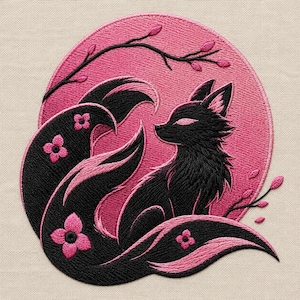 Puede incluir: Un parche bordado circular que presenta un zorro negro con varias colas sobre un fondo rosa sólido. El diseño incluye ramas negras con brotes rosas y pequeñas flores rosas de cuatro pétalos sobre el pelaje negro del zorro.