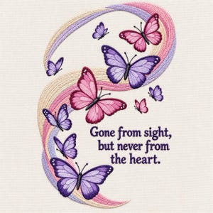 Könnte beinhalten: Ein Stickmuster mit mehreren Schmetterlingen in Rosa- und Violetttönen, die entlang eines wirbelnden, mehrfarbigen Pastellbandes angeordnet sind. Der Text lautet: Gone from sight, but never from the heart. Das Design befindet sich auf einem Stoff.