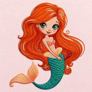 Puede incluir: Un parche bordado que muestra una sirena de dibujos animados con cabello largo y fluido de color naranja vibrante, ojos grandes de color verde y piel color melocotón. La sirena lleva un top de conchas y una cola de pez verde azulado.