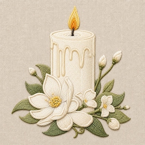 Peut inclure: Une broderie représentant une bougie pilier de couleur crème avec des coulures de cire, surmontée d'une flamme jaune et orange. La bougie est entourée de fleurs blanches aux centres jaunes et de feuilles vertes sur un tissu beige clair.