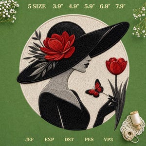 Pode incluir: Um design de bordado circular com o perfil de uma figura usando um chapéu preto de aba larga adornado com uma grande flor vermelha. A figura segura uma tulipa vermelha com uma pequena borboleta vermelha por perto. Texto indica 5 tamanhos: 3.9", 4.9", 5.9", 6.9", 7.9".