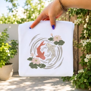 Diseño de bordado de peces koi, archivo de bordado de estanque de loto, carpa japonesa Yin Yang, descarga instantánea.