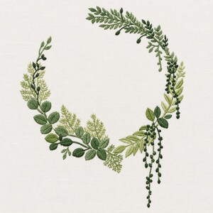 Könnte beinhalten: Ein Stickmuster, das einen kreisförmigen Kranz aus verschiedenen grünen botanischen Elementen zeigt, darunter farnartige Wedel, abgerundete Blätter und zarte herabhängende beerenartige Stränge, gestickt auf einem schlichten weißen Stoff.