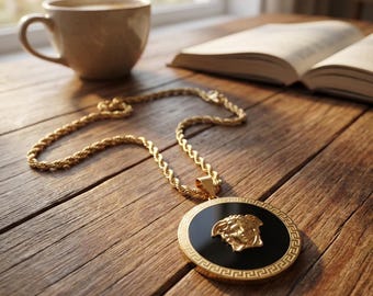 Collar con colgante Medusa de Versace reciclado, medallón de moneda de esmalte negro, cadena de cuerda dorada