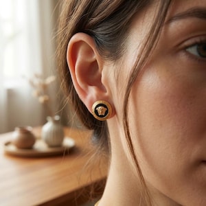 Puede incluir: Un letrero de madera rústica con el texto "Welcome to our home" en letras blancas. El letrero presenta un acabado envejecido, ideal para la decoración de la entrada.