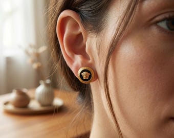 Pendientes de botón con moneda Medusa de Versace reciclados, pendientes con medallón dorado y esmalte negro