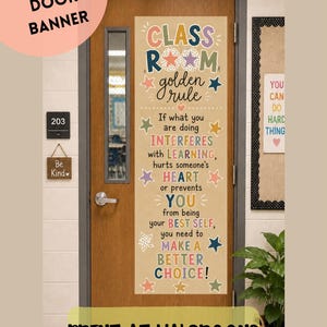 Op de afbeelding: Een verticale klasdeurbanner met een beige achtergrond, kleurrijke tekst en sterpictogrammen. De tekst luidt: CLASS ROOM golden rule. If what you are doing INTERFERES with LEARNING, hurts someone's HEART or prevents YOU from being your BEST SELF, you need to MAKE A BETTER CHOICE!