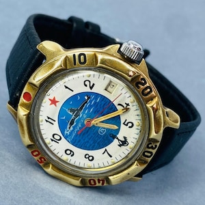 Reloj mecánico Vostok Komandirskie – Esfera azul, números arábigos, fecha instantánea (movimiento 2414A) Uhr resistente al agua con fecha – Estado raro