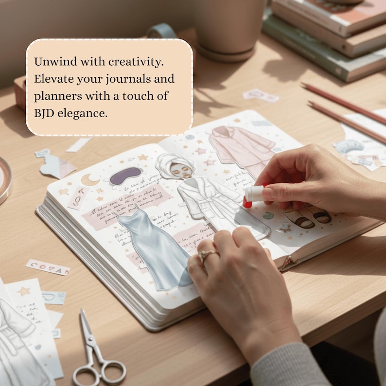 Pu&ograve; includere: Un diario aperto con illustrazioni di pigiami, una maschera per dormire e una donna in accappatoio da spa. Il testo "Unwind with creativity. Elevate your journals and planners with a touch of BJD elegance." &egrave; visibile.
