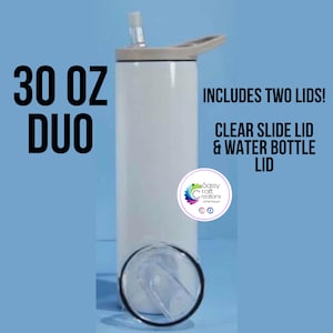Puede incluir: Un vaso Duo blanco de 887 ml con dos tapas. El vaso tiene una tapa deslizante transparente y una tapa para botella de agua. El texto en el vaso dice "30 OZ DUO" y "INCLUDES TWO LIDS! CLEAR SLIDE LID & WATER BOTTLE LID".