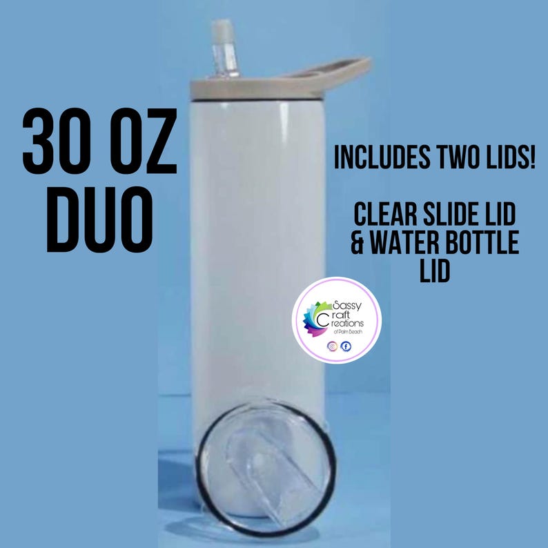 Puede incluir: Un vaso Duo blanco de 887 ml con dos tapas. El vaso tiene una tapa deslizante transparente y una tapa para botella de agua. El texto en el vaso dice "30 OZ DUO" y "INCLUDES TWO LIDS! CLEAR SLIDE LID & WATER BOTTLE LID".