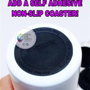 Puede incluir: Taza de vac&iacute;o blanca con una base de posavasos antideslizante negra. El texto "ADD A SELF ADHESIVE NON-SLIP COASTER!" se muestra en morado. La taza tiene el texto "Hand Wash Only" y "Do Not Microwave".