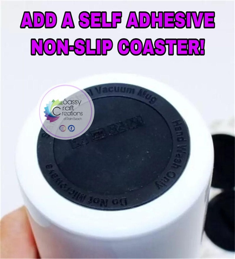 Puede incluir: Taza de vac&iacute;o blanca con una base de posavasos antideslizante negra. El texto "ADD A SELF ADHESIVE NON-SLIP COASTER!" se muestra en morado. La taza tiene el texto "Hand Wash Only" y "Do Not Microwave".