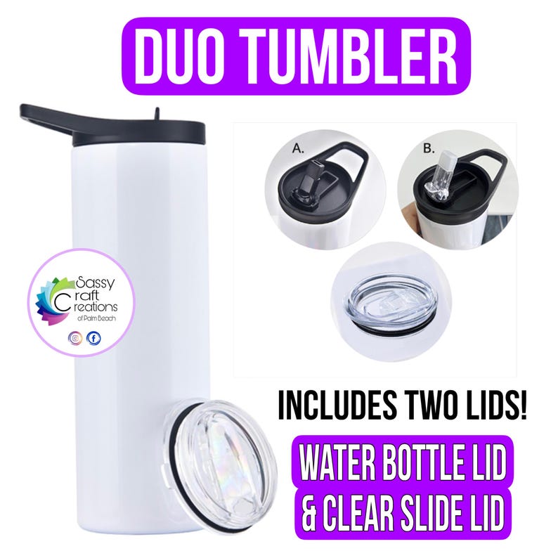 Puede incluir: Un vaso Duo blanco con tapa negra y tapa deslizante transparente. La imagen incluye el texto "DUO TUMBLER" en un rect&aacute;ngulo morado y "INCLUDES TWO LIDS!". El vaso viene con una tapa para botella de agua y una tapa deslizante transparente.