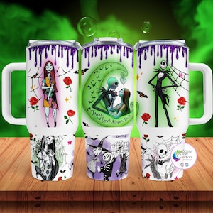 Puede incluir: Tres tazas de viaje blancas con asas, con personajes de Pesadilla antes de Navidad. Los dise&ntilde;os incluyen a Sally, Jack Skellington y otros personajes, con un efecto de goteo p&uacute;rpura en la parte superior. Tambi&eacute;n se presentan rosas rojas y telara&ntilde;as.
