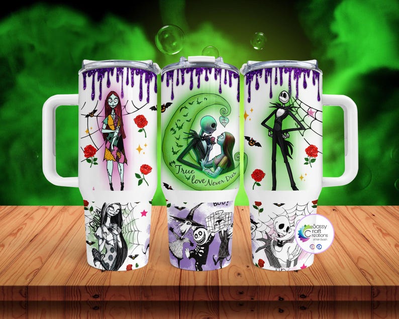 Puede incluir: Tres tazas de viaje blancas con asas, con personajes de Pesadilla antes de Navidad. Los dise&ntilde;os incluyen a Sally, Jack Skellington y otros personajes, con un efecto de goteo p&uacute;rpura en la parte superior. Tambi&eacute;n se presentan rosas rojas y telara&ntilde;as.