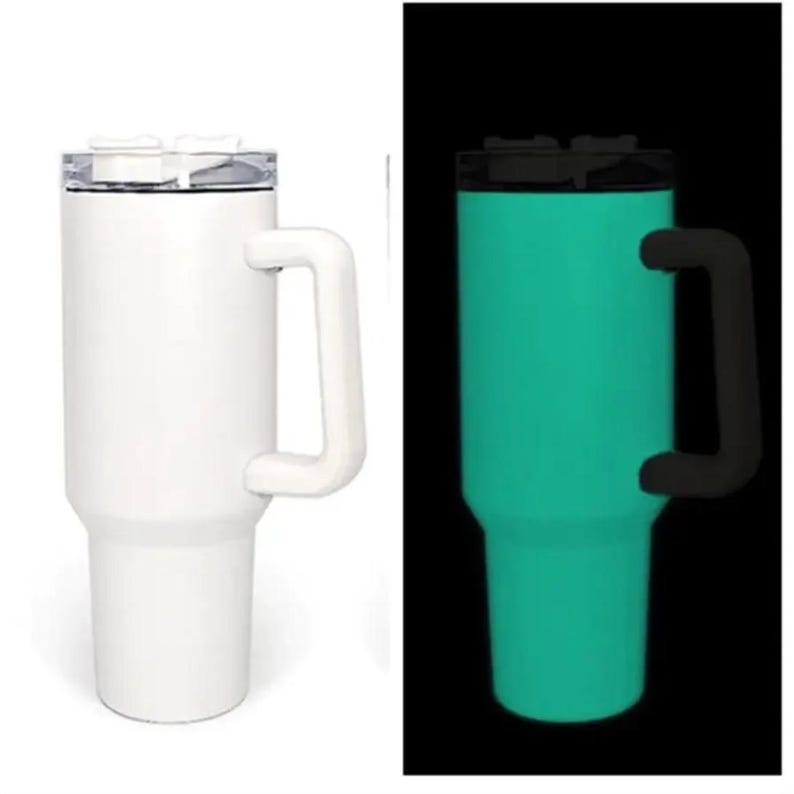 Puede incluir: Un vaso aislado blanco con asa y tapa transparente. El vaso est&aacute; dise&ntilde;ado para mantener las bebidas fr&iacute;as o calientes. El asa es resistente y f&aacute;cil de agarrar. El vaso se muestra en dos condiciones de iluminaci&oacute;n diferentes.