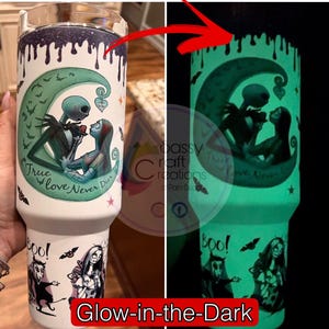 Puede incluir: Un vaso blanco con Jack y Sally de The Nightmare Before Christmas, sobre una luna creciente. El dise&ntilde;o incluye murci&eacute;lagos y el texto "True Love Never Dies". El vaso brilla en la oscuridad.