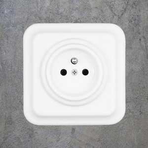 Porcelanowe gniazdo ścienne FRENCH z osłoną ochronną i uziemieniem, w nowoczesnym stylu, do montażu podtynkowego