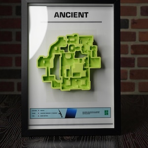 Puede incluir: Obra de arte enmarcada con un mapa 3D verde neón etiquetado como "ANCIENT". El mapa es un diseño detallado de un nivel de juego. El marco es negro y el fondo blanco. La parte inferior de la obra tiene texto y una franja azul.