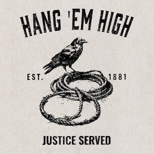 Puede incluir: Ilustración en blanco y negro con el texto "HANG 'EM HIGH" sobre un cuervo posado en una cuerda enrollada. También incluye el texto "EST. 1881" y "JUSTICE SERVED". El diseño tiene una estética vintage y rústica.
