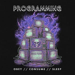 Op de afbeelding: Zwart grafisch T-shirt met het woord "PROGRAMMING" bovenop een stapel vintage televisies. De televisies hebben statische schermen en zijn in een piramidevorm gerangschikt. De afbeelding bevat de zinnen "OBEY // CONSUME // SLEEP".