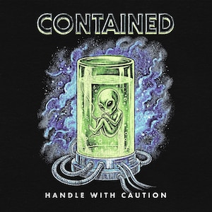 Könnte beinhalten: Grafische Illustration auf schwarzem Hintergrund mit einem Alien in einem Glasbehälter mit grüner Flüssigkeit. Der Text "CONTAINED" steht darüber, und "HANDLE WITH CAUTION" steht darunter.