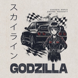 Op de afbeelding: Illustratie van een zwarte sportwagen met een vrouw in een overall, geblokte vlaggen en het woord "GODZILLA". Japanse tekst en motorspecificaties zijn ook aanwezig.