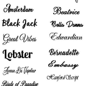 K&ouml;nnte beinhalten: Eine Sammlung von kursiven Schriftarten, darunter Script mt, Cursif, Amsterdam, Beatrice, Black Jack, Bella Donna, Great Vibes, Edwardian, Lobster, Bernadette, Embassy, Avenue Du Vapoteur, Hanford Script, Birds of Paradise, Wisdom Words und Calligraph.