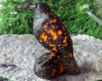 Escultura de cuervo de piedra de llama de yooperlita, hecha a mano con piedras preciosas, reactiva a los rayos UV
