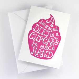 Tarjeta de felicitación "Una dieta equilibrada es como un pastelito en cada mano"