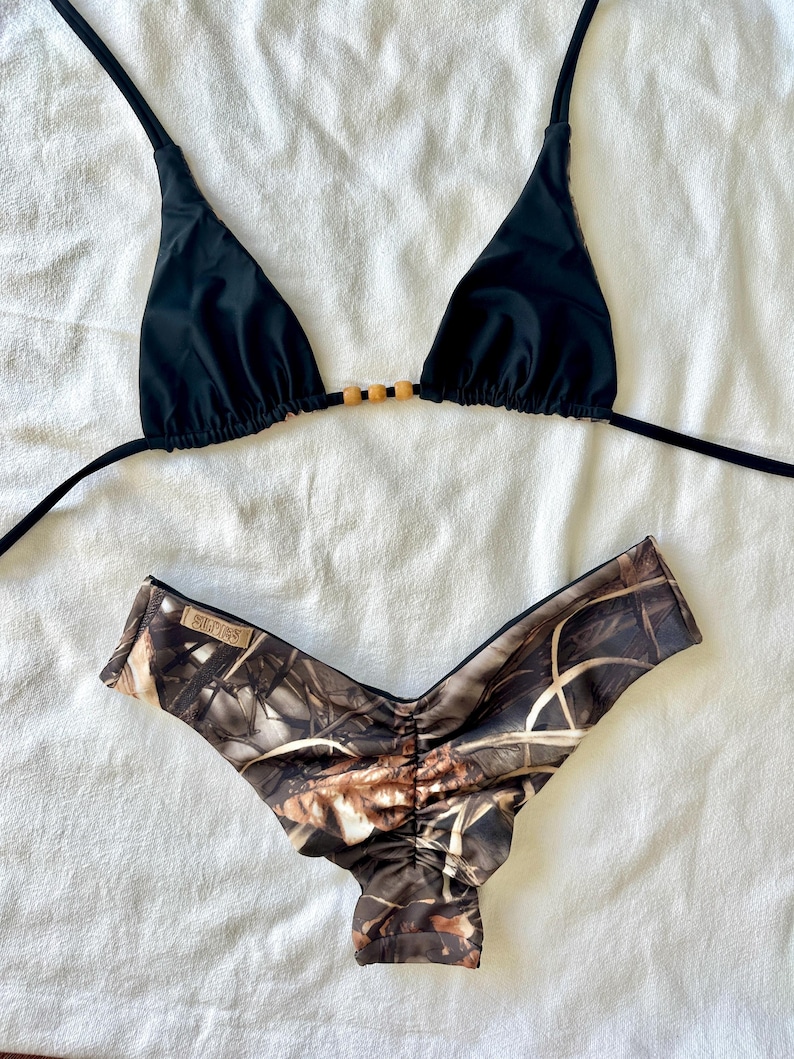 SUNDIES Camo Realtree Hunting Mossy Oak Reversible Cheeky Scrunch Bikini bild 3