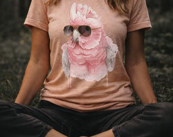 Camiseta con gafas de sol, loro rosa acuarela, Bella Canvas 3001, estampado bohemio de animales, unisex con bosque vintage