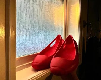 Bright comfortable stylish red women’s crocs US size 8