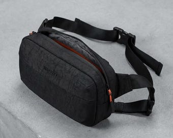 Bolso bandolera de viaje EDC para hombre: bandolera ligera de nailon para el pecho y el hombro.