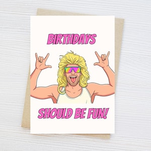 Peut inclure: Une carte de vœux avec une illustration de dessin animé représentant une personne aux longs cheveux blonds, portant des lunettes de soleil arc-en-ciel et un débardeur blanc, faisant un geste de rock avec les mains. Le texte indique BIRTHDAYS SHOULD BE FUN!