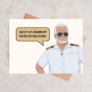Puede incluir: Tarjeta de felicitación con una ilustración de dibujos animados de un hombre con camisa blanca y gafas de sol. Un bocadillo dice: "Suck it up cream puff you're getting older." La tarjeta está sobre un fondo claro.