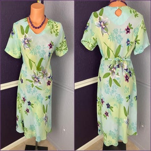 Beautiful Vintage 70s ruffled hem floral print tie back dress