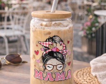 Vaso de vidrio Mama con tapa de bambú y pajita – Diseño Messy Bun para café helado