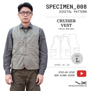 Op de afbeelding: Een digitaal naaipatroon voor een cruiser vest, gelabeld SPECIMEN_008. De afbeelding toont een persoon die het olijfgroene vest over een donker overhemd draagt, naast een technische lijntekening van het vest, maat L en een YouTube-naaigidsicoon.