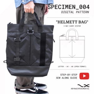 Op de afbeelding: Zwarte "Helmett Bag" met een 3-weg draagsysteem. De tas heeft een rechthoekige vorm met een handvat aan de bovenkant en verstelbare riemen. De tas heeft de tekst "SPECIMEN_004 DIGITAL PATTERN" en "STEP-BY-STEP SEW ALONG GUIDE".