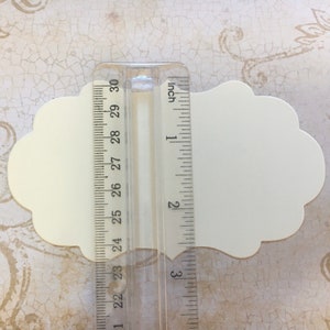 K&ouml;nnte beinhalten: Eine wei&szlig;e, gewellte, leere Karte mit einer Gr&ouml;&szlig;e von etwa 7,6 cm L&auml;nge und 5,1 cm Breite.