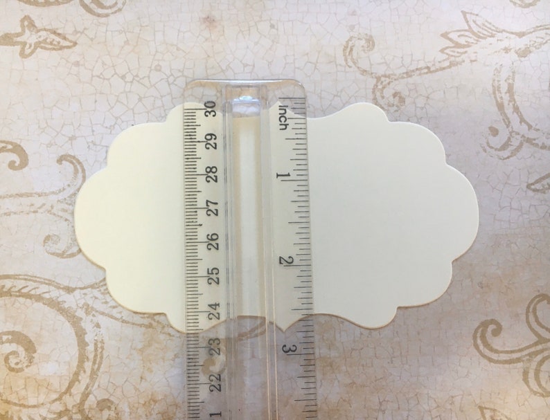 K&ouml;nnte beinhalten: Eine wei&szlig;e, gewellte, leere Karte mit einer Gr&ouml;&szlig;e von etwa 7,6 cm L&auml;nge und 5,1 cm Breite.